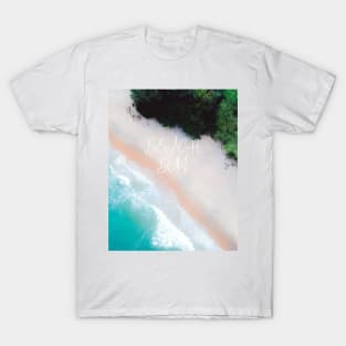 Beach bum - Top travel + beach lover design T-Shirt